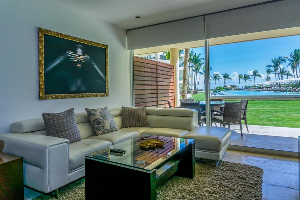 The Elements Oceanfront & Beachside Condo Hotel Playa del Carmen Exterior photo